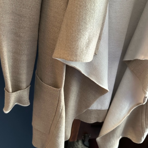 Bcbg wrap sweater size xs. Good condition. Small stain but cover-able - Picture 4 of 6